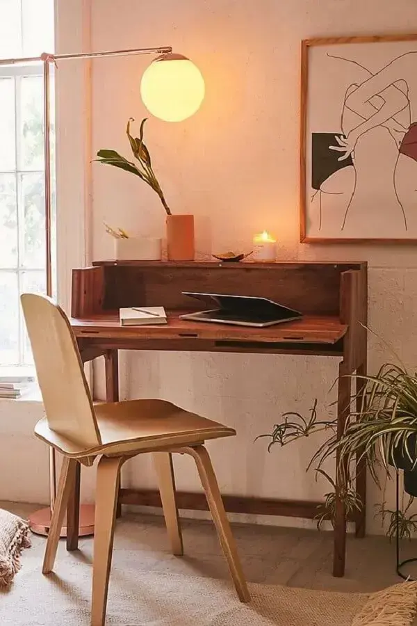 decoração com escrivaninha pequena e cadeira de estudo simples Foto Pinterest