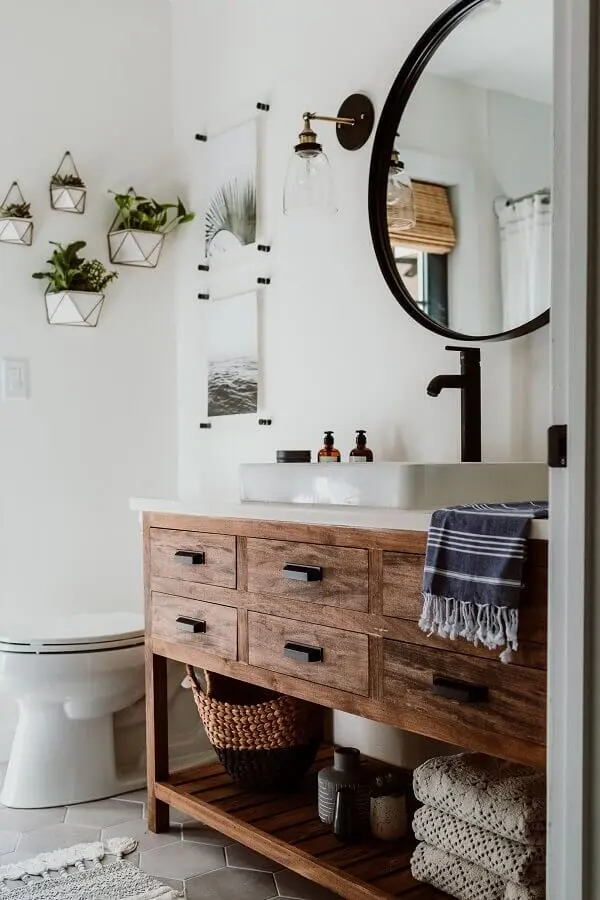 decoração com luminária de parede para banheiro com gabinete de madeira rústica Foto Decoholic