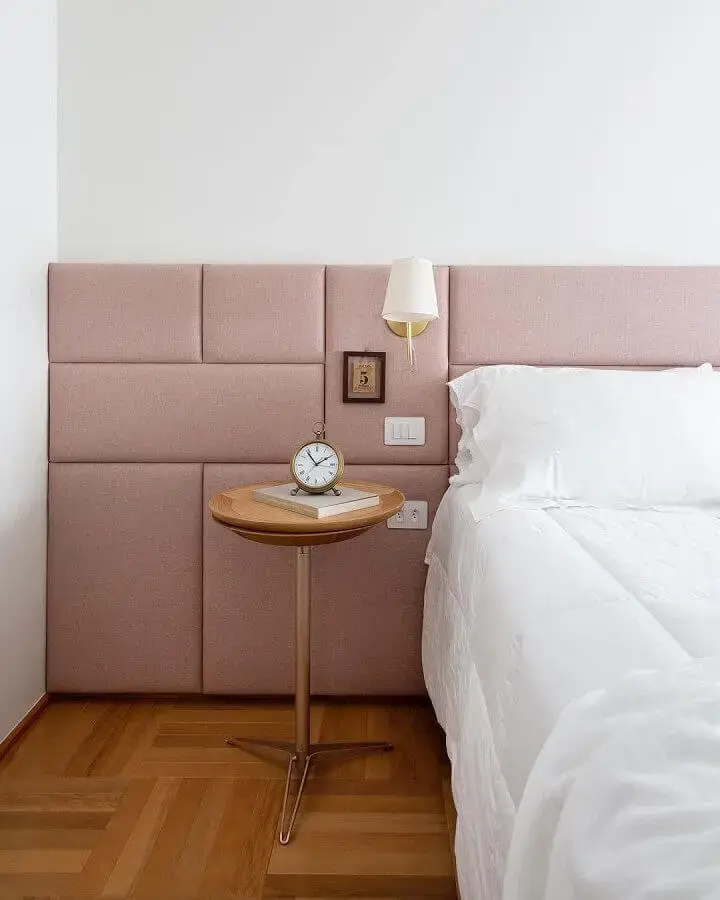 decoração com luminária de parede para quarto com cabeceira estofada rosa Foto Manual da Obra
