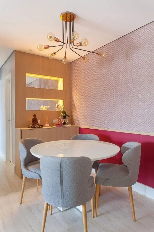 decoração com lustre moderno e cadeiras para sala de jantar cinza pequena Foto Rúbia M. Vieira Interiores