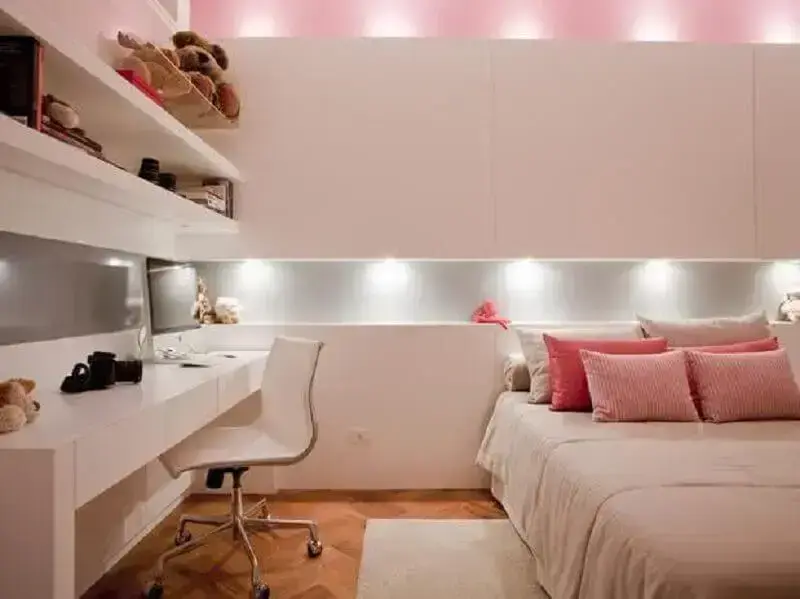 decoração com mesa com gaveta para quarto feminino branco e rosa Foto Pinterest