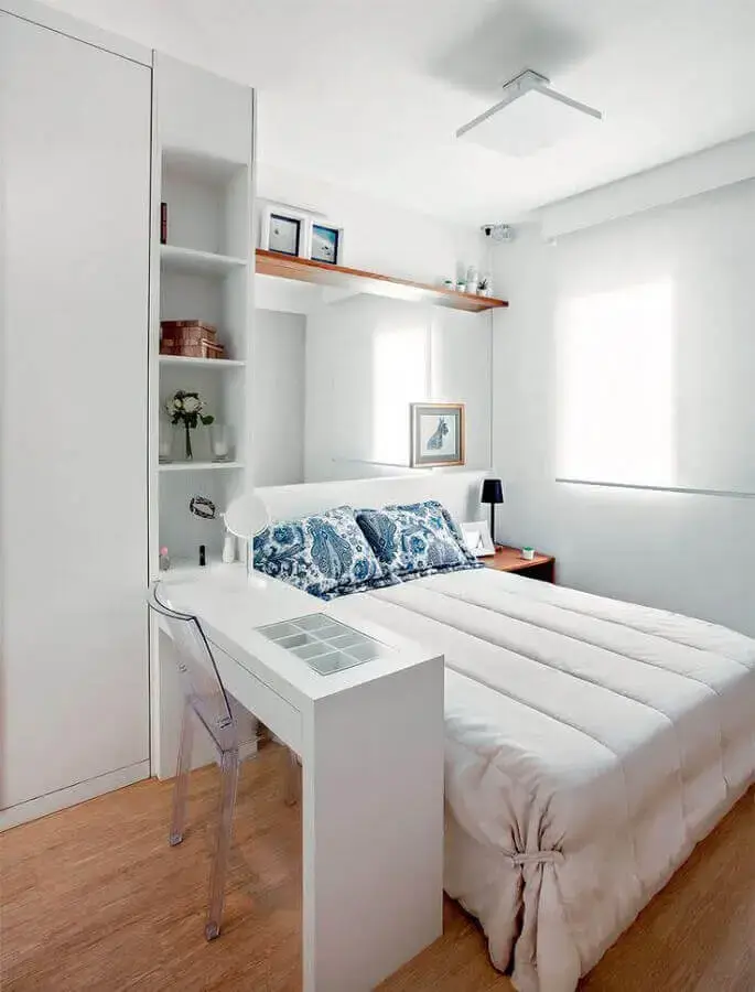 decoração com mesa para quarto de casal planejado todo branco Foto Pinterest