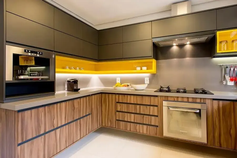 decoração com nicho amarelo e balcão de cozinha de canto planejada Foto Tupinikim Arquitetura Luz Arte