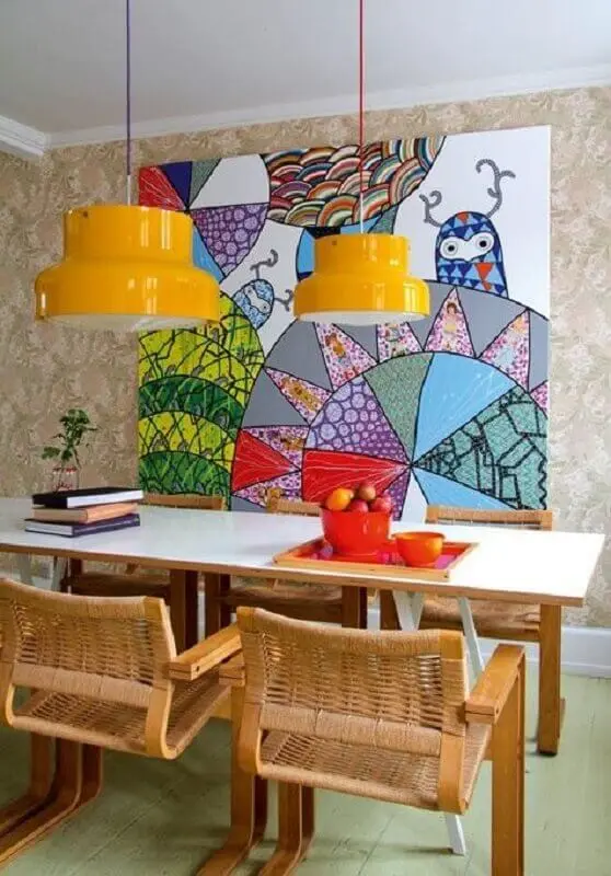 decoração com quadro grande para sala de jantar com cadeiras de madeira Foto Homify