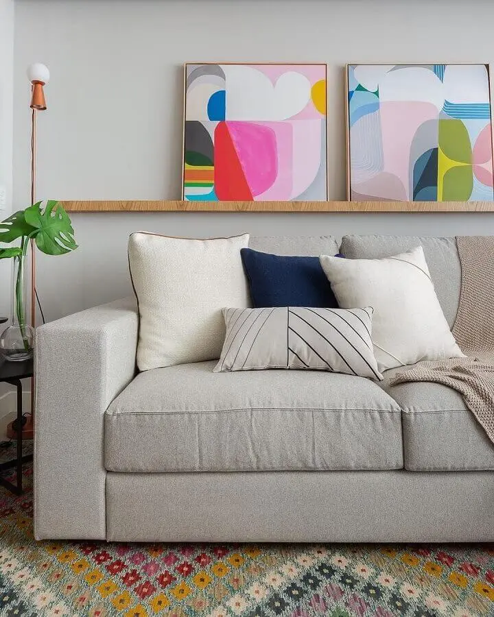 decoração com quadros coloridos e almofadas para sala de estar com sofá cinza Foto Casa de Valentina