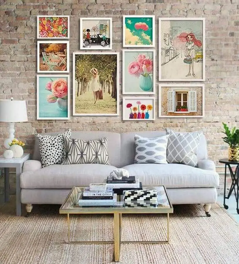 decoração com quadros na parede da sala com parede de tijolinho Foto Pinterest