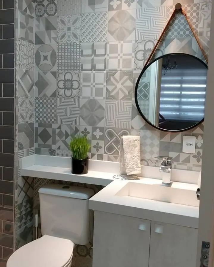 decoração com revestimento cinza para banheiro com espelho redondo Foto Pinterest