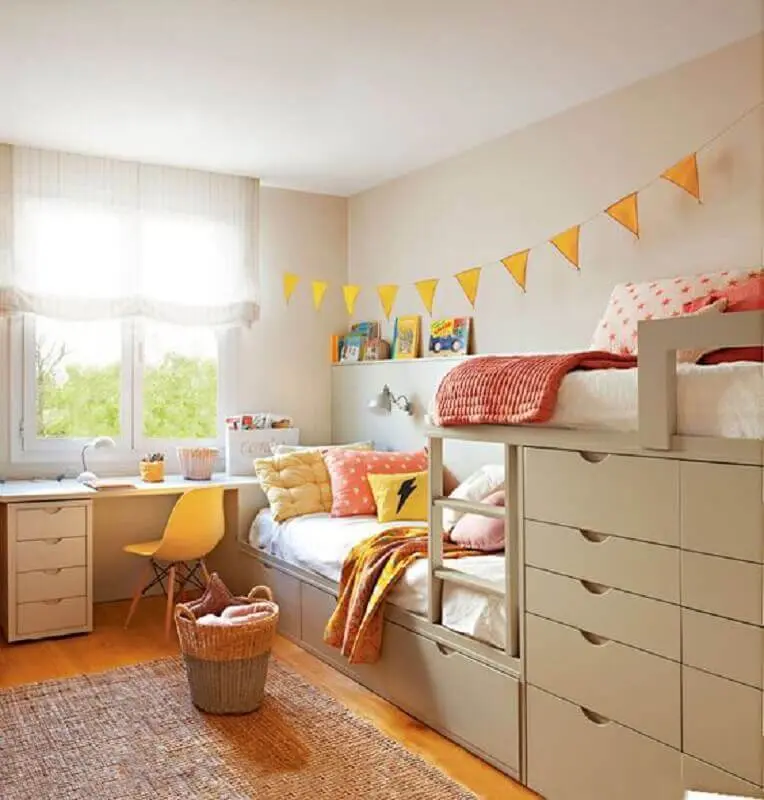 decoração com varal de bandeirinhas e cadeira para escrivaninha de quarto feminino planejado Foto PUFIK Interiors & Inspirations