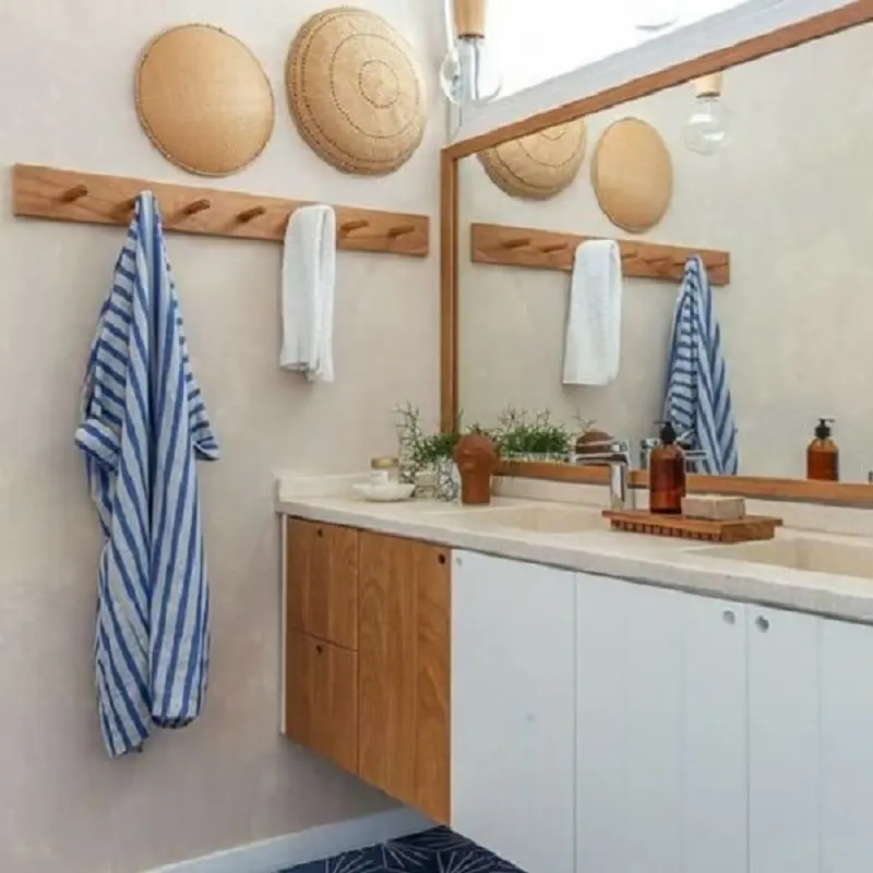 decoração de banheiro com cabideiro de parede de madeira Foto Pinterest