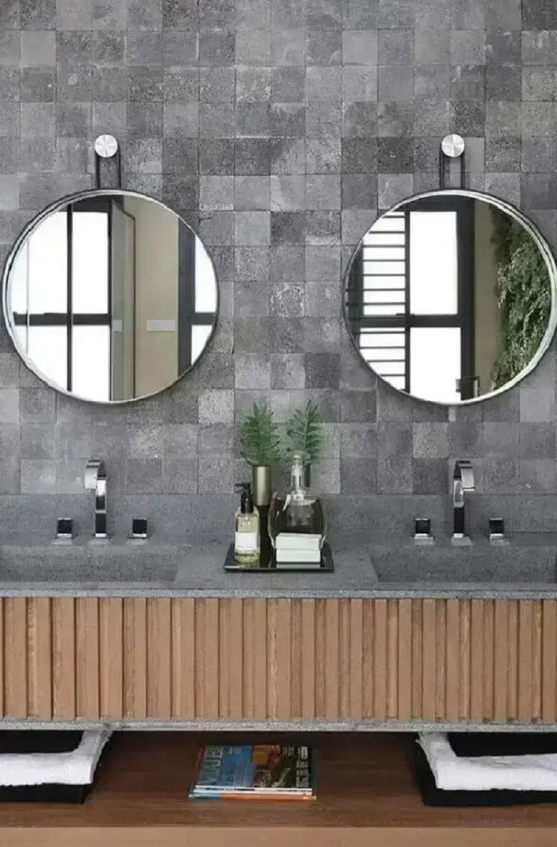 decoração de banheiro com revestimento cinza e espelho redondo Foto Quattrino Arquitetura