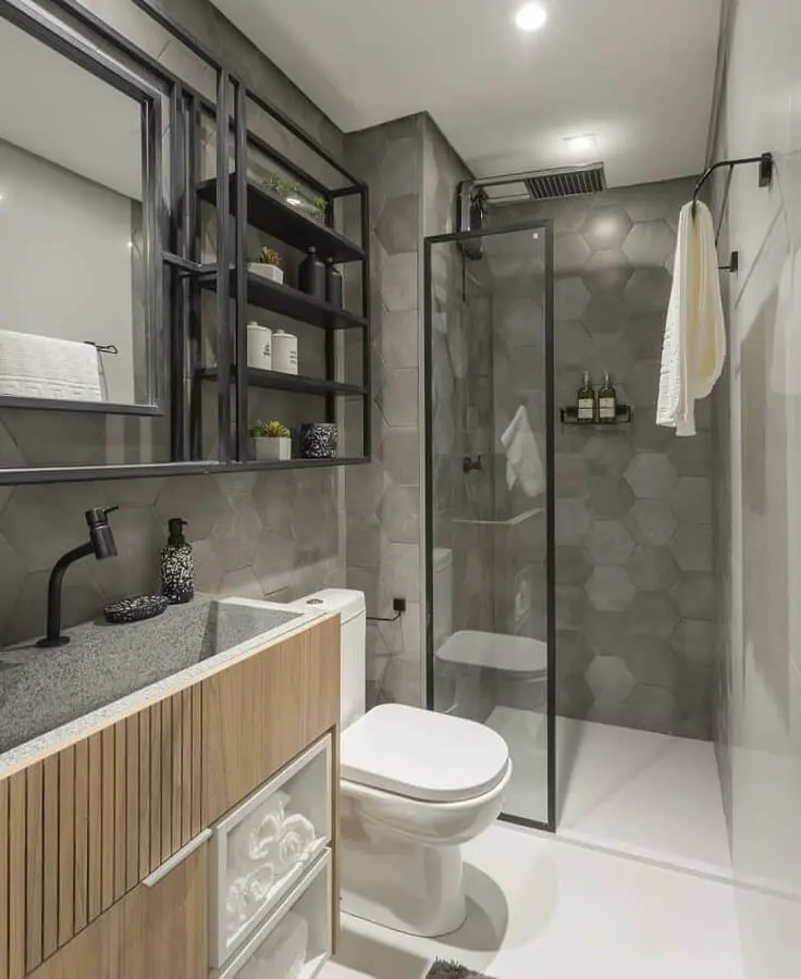 decoração de banheiro moderno com gabinete de madeira e revestimento cinza hexagonal Foto Jeito de Casa