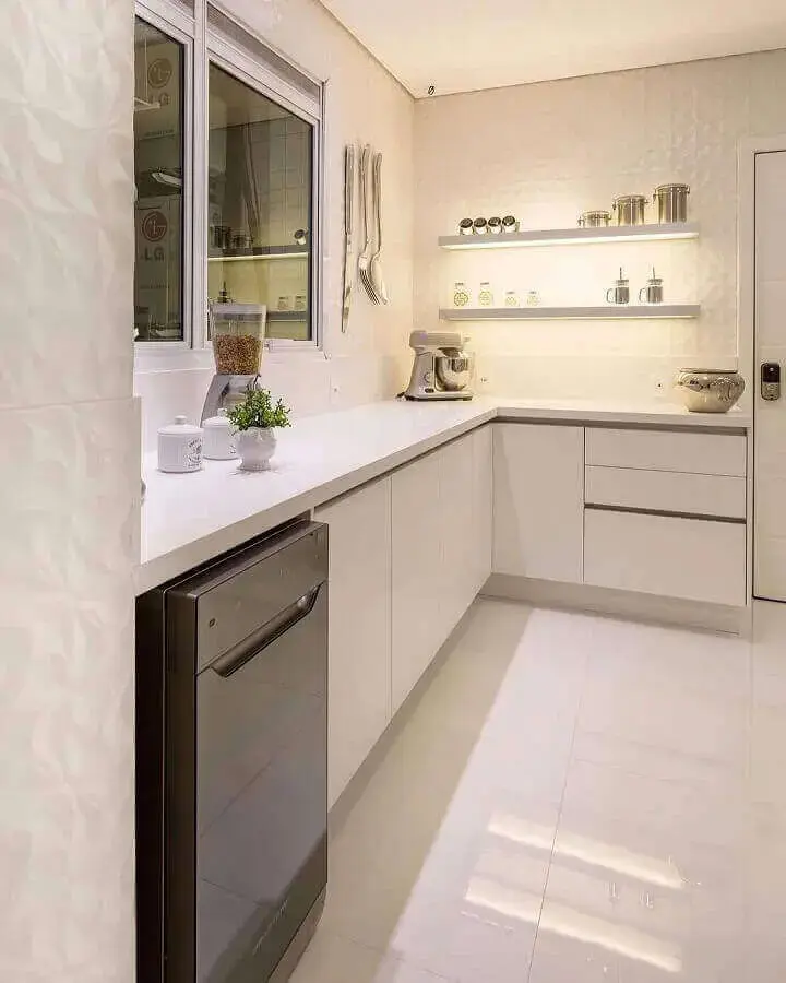 decoração de cozinha branca com balcão de canto Foto Monise Rosa Arquitetura