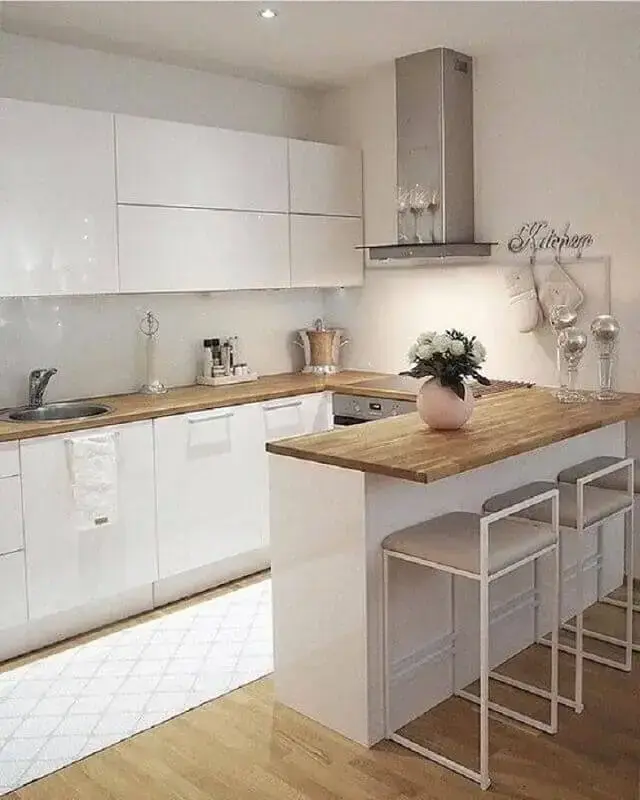 decoração de cozinha branca com balcão de madeira Foto Pinterest
