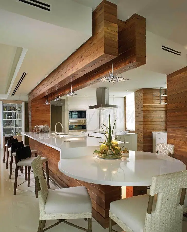 decoração de cozinha com balcão branco planejado com mesa redonda Foto Steven Gambriel Arquitetura