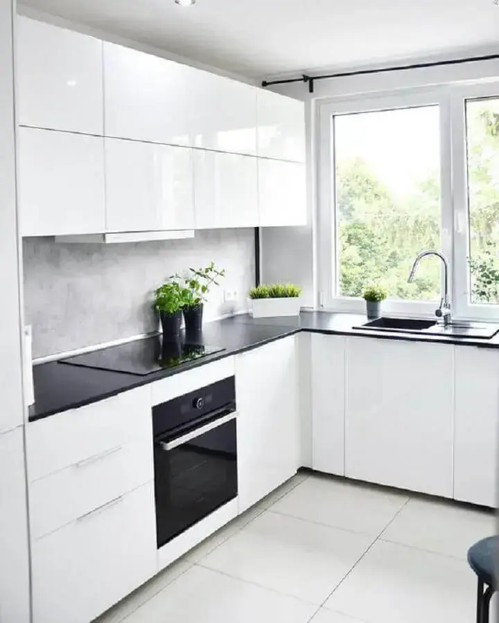decoração de cozinha com balcão de canto branca e preta Foto Pinterest