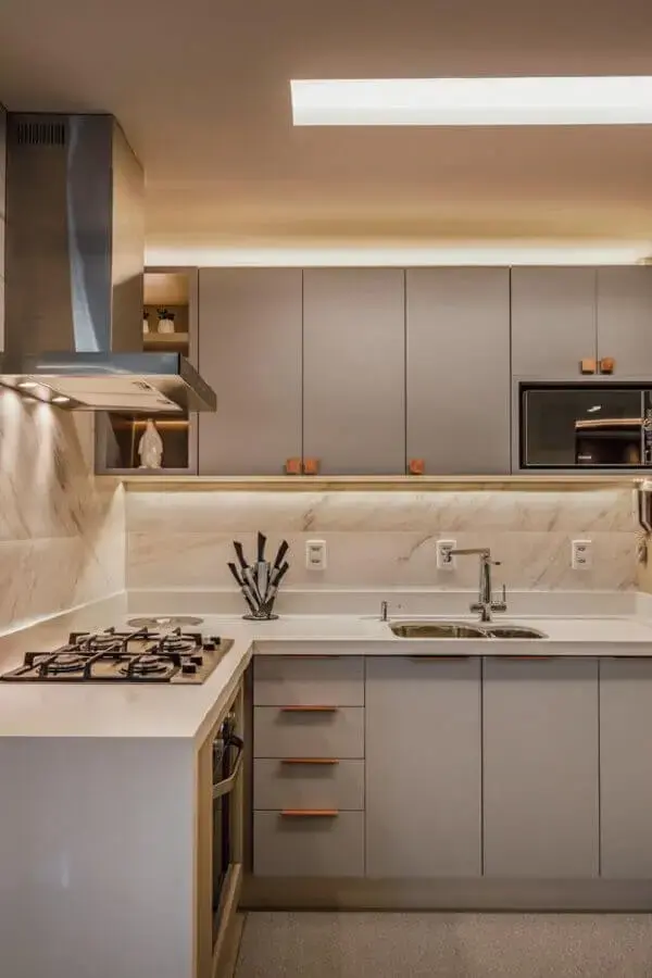 decoração de cozinha com balcão de canto planejada com cooktop Foto Moderne Arquitetura