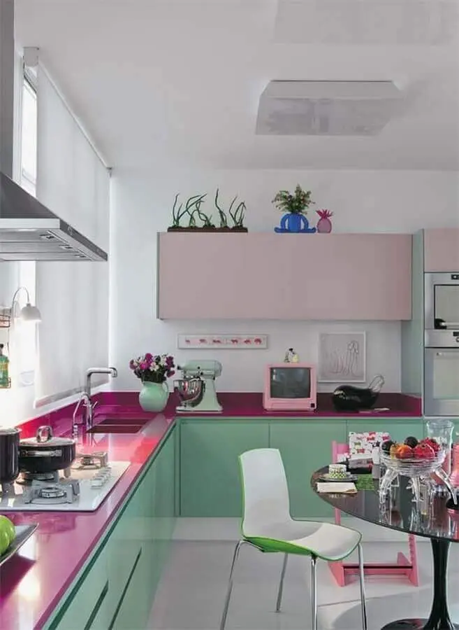 decoração de cozinha com balcão de canto verde e rosa Foto Deavita