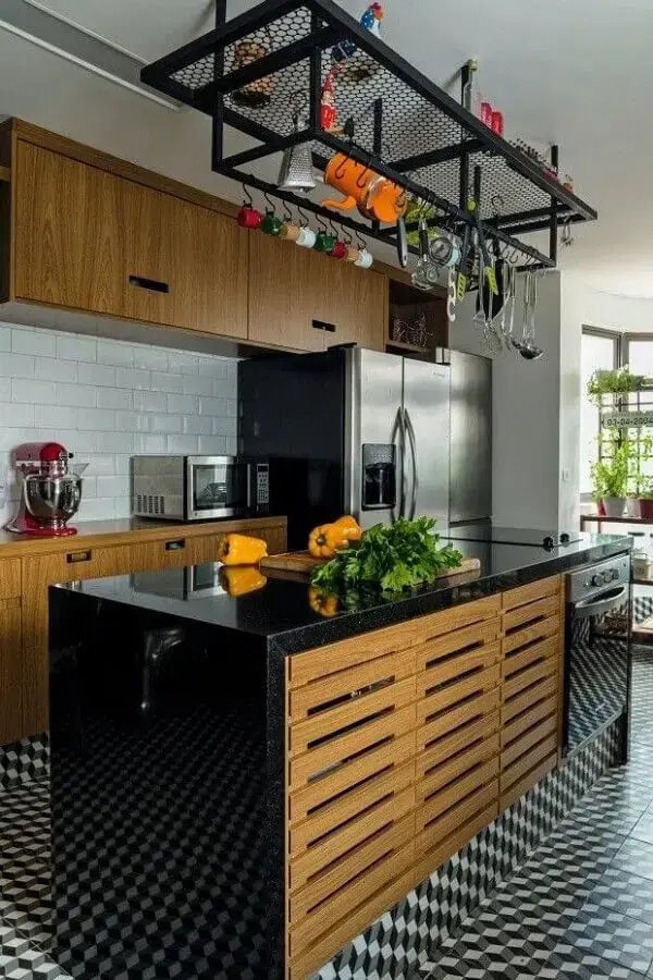 decoração de cozinha com balcão no meio com armário embaixo Foto Pinterest