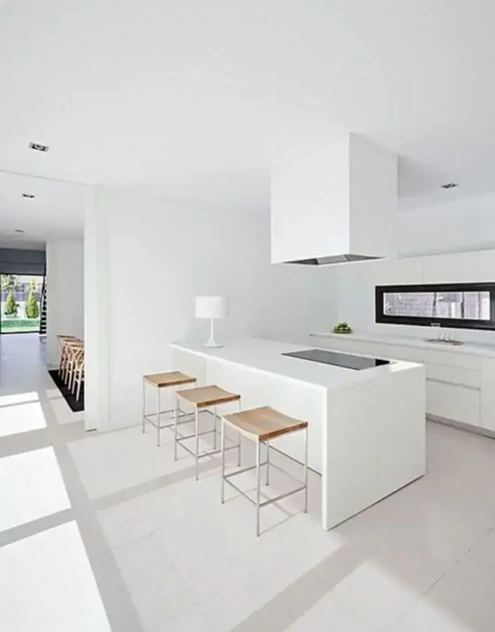 decoração de cozinha minimalista branca com banquetas de madeira  Foto ArqDrops