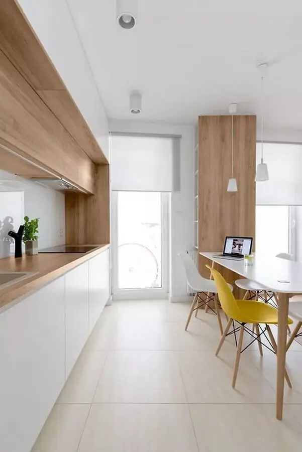 decoração de cozinha minimalista branca com madeira Foto Deavita