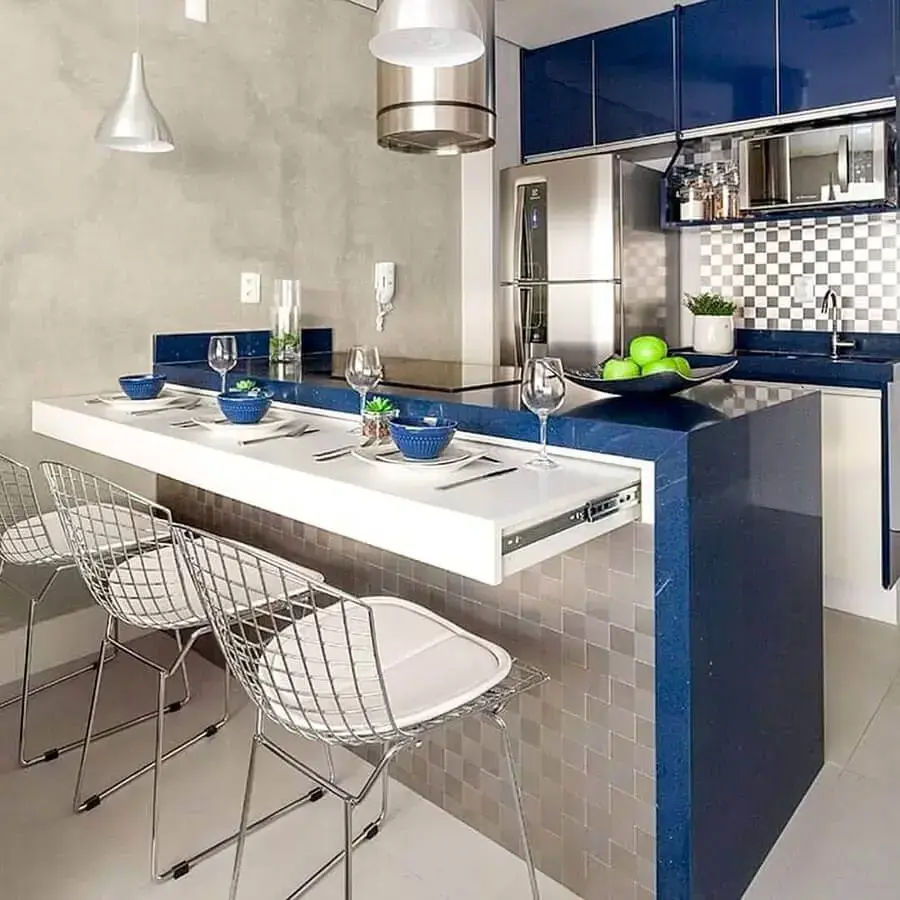 decoração de cozinha pequena com balcão azul planejado Foto Pinterest