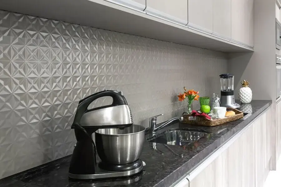 decoração de cozinha planejada com revestimento 3D cinza Foto Pinterest