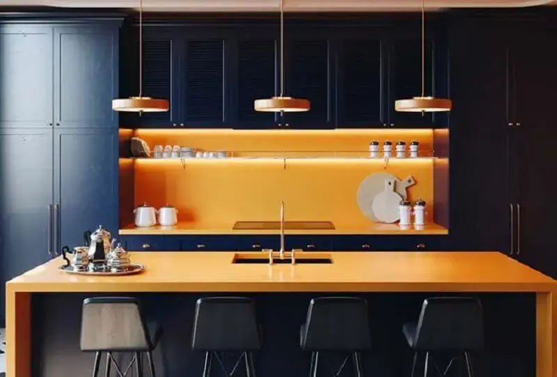 decoração de cozinha preta com balcão no meio laranja Foto Pinterest