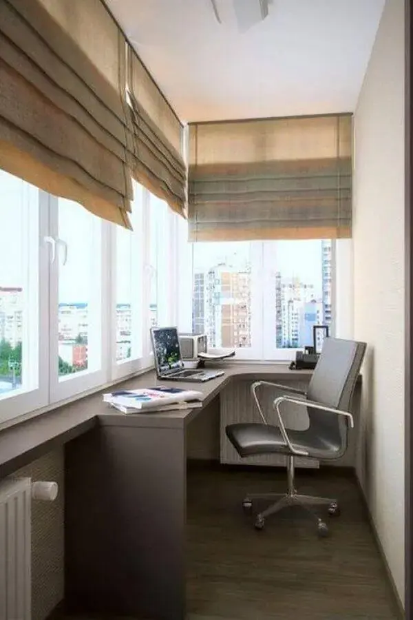 decoração de home office simples com cadeira giratória cinza Foto Bela Lopes Arquitetura