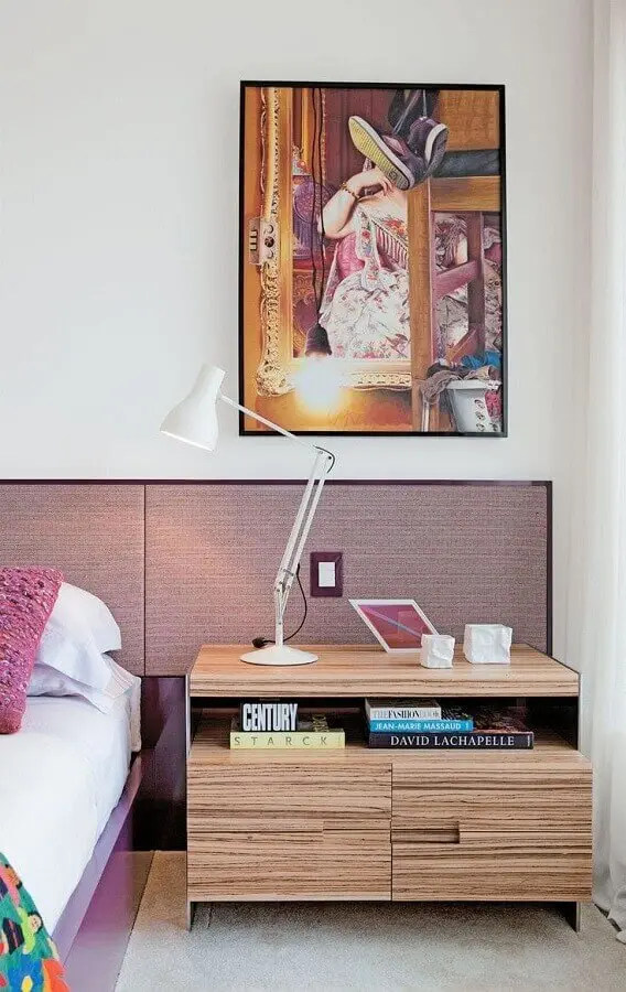 decoração de quarto branco planejado com criado mudo de madeira Foto Pinterest
