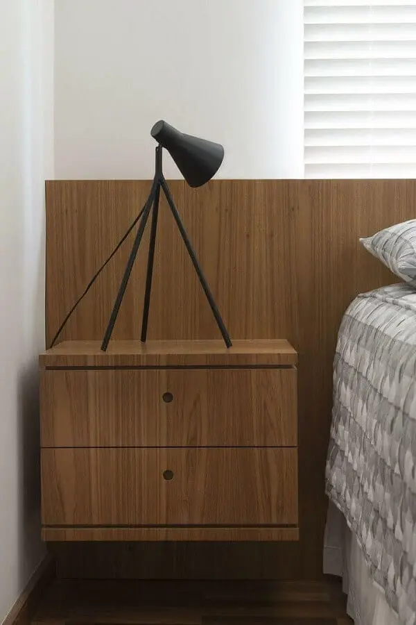 decoração de quarto com cabeceira com criado mudo de madeira suspenso Foto Díptico Design de Interiores