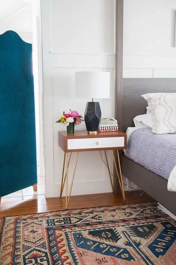 decoração de quarto com criado mudo de madeira retrô com pés metálicos Foto Pinterest