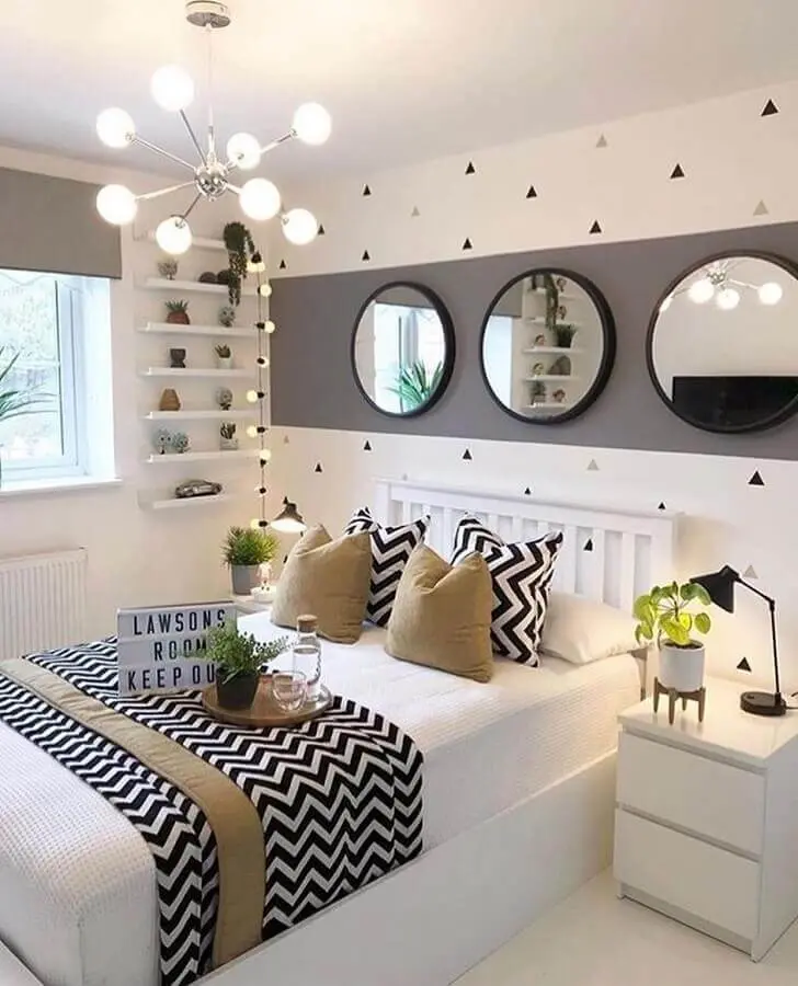 decoração de quarto de mulher cinza e branco com espelhos redondos Foto Oppa Design