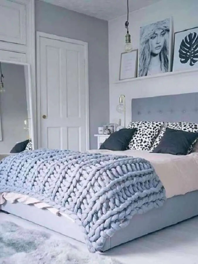 decoração de quarto de mulher cinza e branco com prateleiras para quadros Foto Pinterest