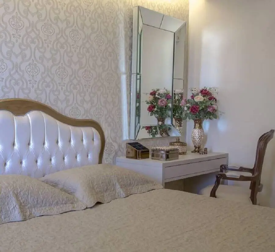 decoração de quarto de mulher com papel de parede clássico e espelho sem moldura Foto Monise Mendonça