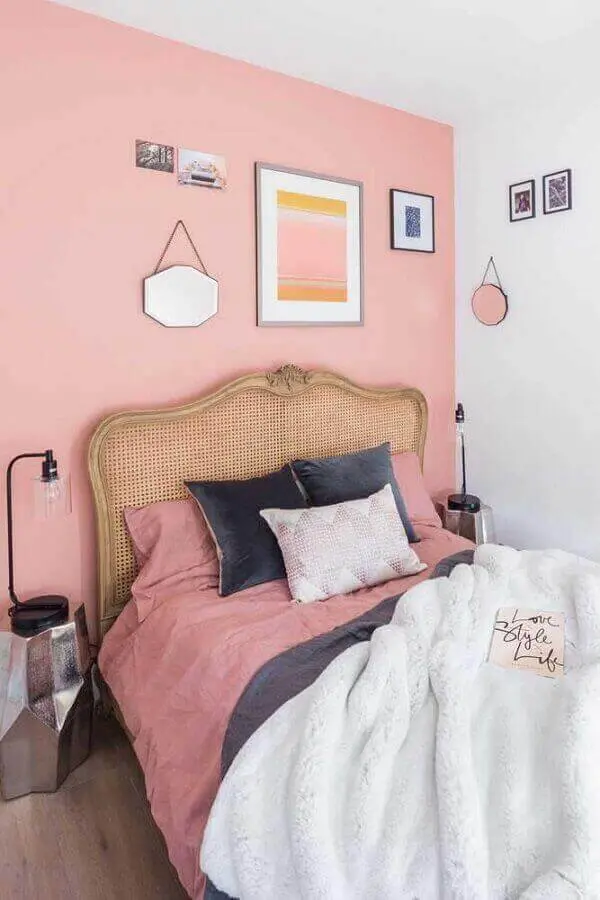 decoração de quarto de mulher rosa simples com cabeceira rústica Foto Pinterest
