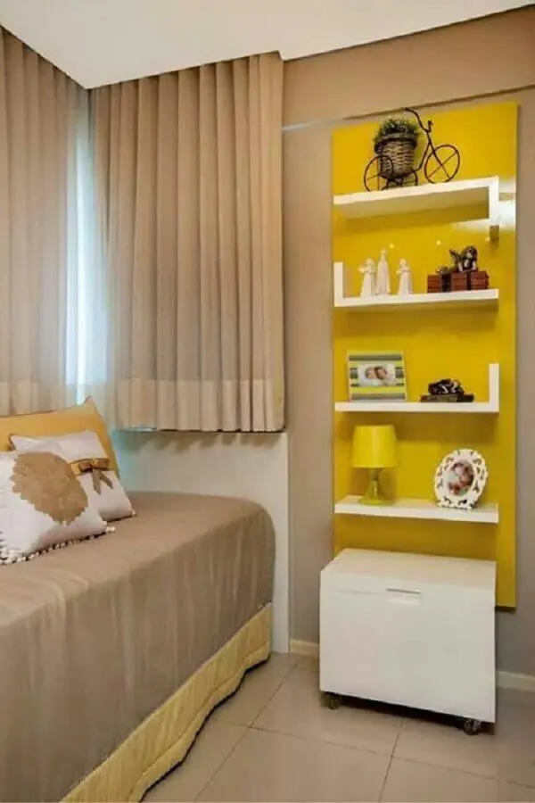 decoração de quarto de solteiro bege com detalhes em amarelos Foto Pinterest