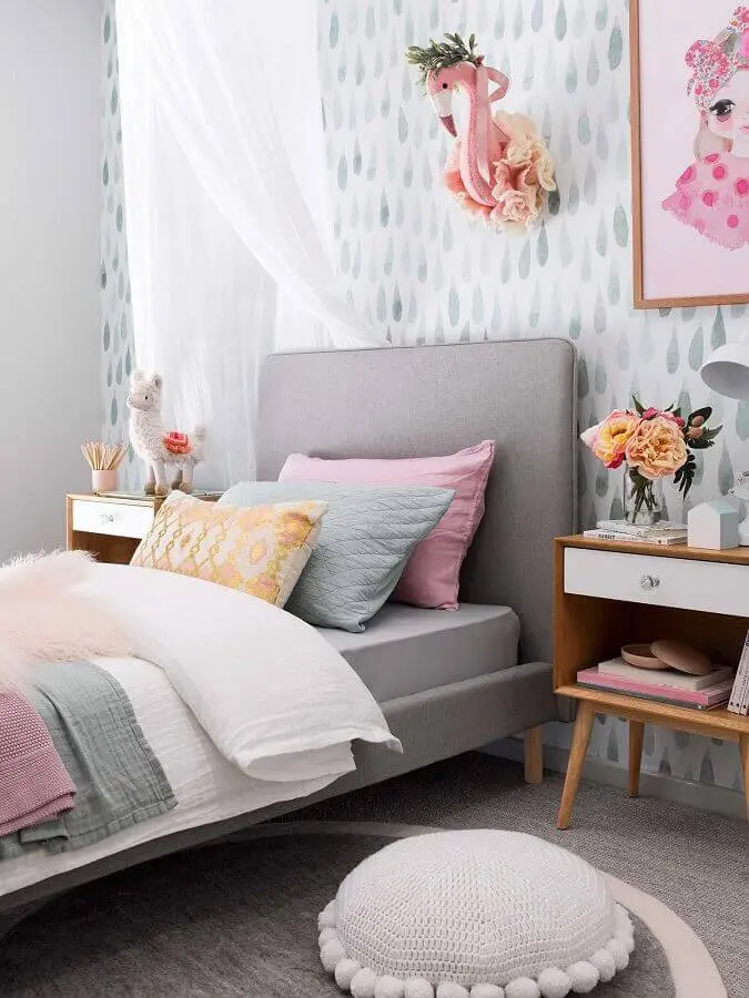 decoração de quarto feminino cinza e rosa com criado mudo de madeira retrô Foto Pinterest