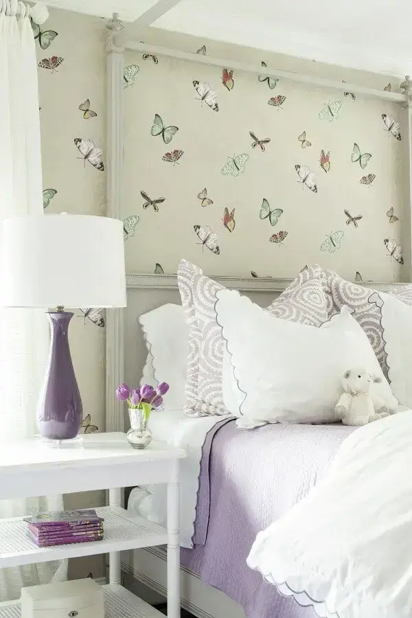 decoração de quarto feminino com papel de parede com estampa de borboletas Foto Pinterest