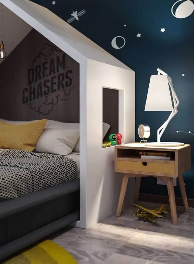 decoração de quarto infantil com cama casinha e criado mudo de madeira retro Foto Pinterest