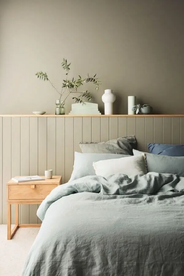 decoração de quarto minimalista cinza com criado mudo de madeira clara Foto CASA100 Arquitetura