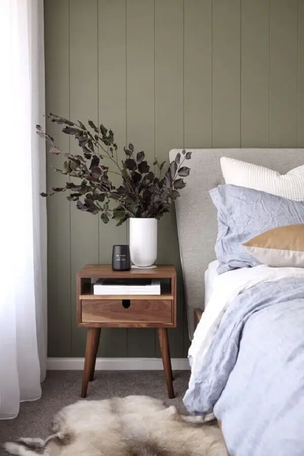decoração de quarto simples com criado mudo de madeira retrô Foto Style Curator