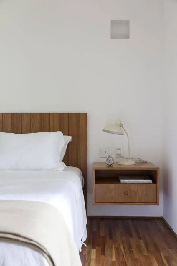 decoração de quarto simples com criado mudo de madeira suspenso Foto Pinterest