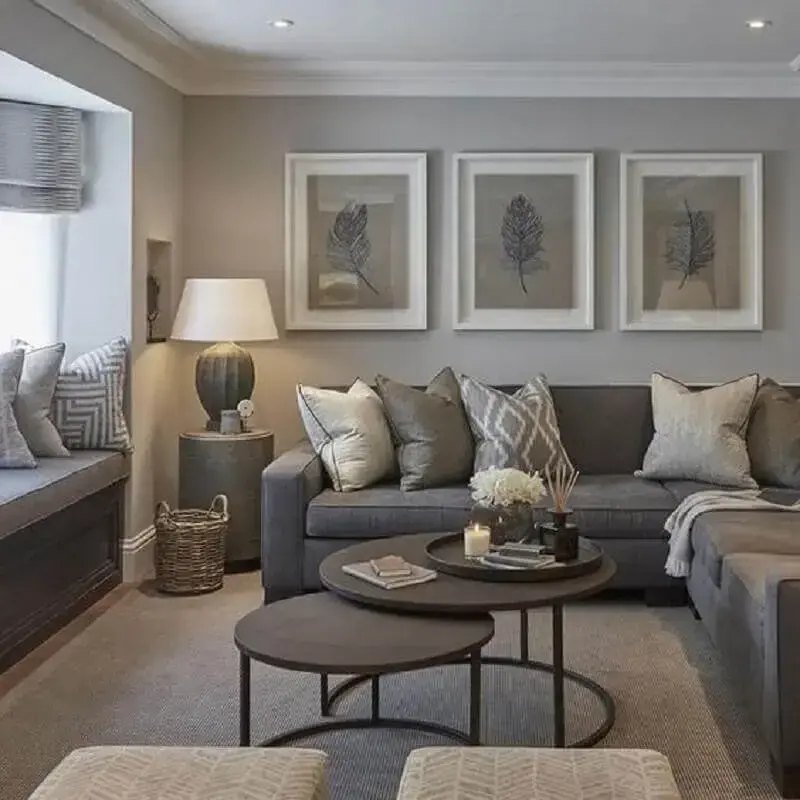 decoração de sala cinza com sofá de canto e mesa de centro redonda preta Foto Contemporary Home Designs