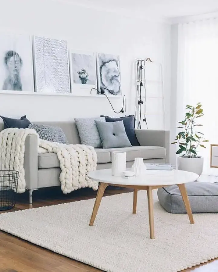 decoração de sala cinza com tapete de crochê e mesa de centro redonda retrô Foto Pinterest