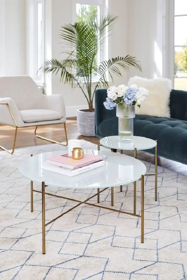 decoração de sala de estar branca com mesa de centro redonda com pés dourados Foto Article