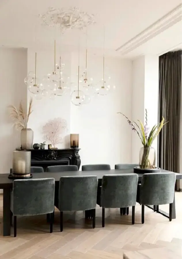 decoração de sala de jantar com cadeira estofada cinza escuro Foto Clairz Interior Design