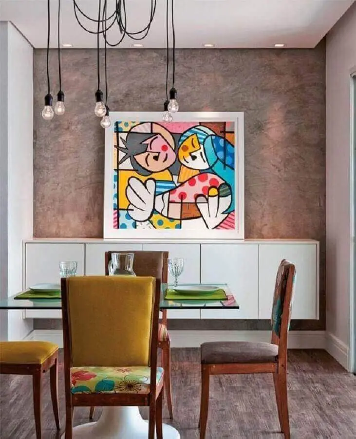 decoração de sala de jantar com parede de cimento queimado e quadro grande decorativo colorido Foto Pinterest