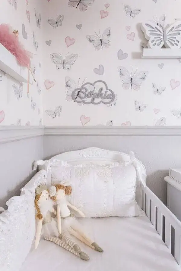 decoração delicada com papel de parede para quarto de bebê feminino com estampa de corações e borboletas Foto Lilibee