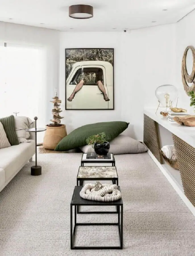decoração em cores claras com almofadas de chão para sala de estar Foto Pinterest