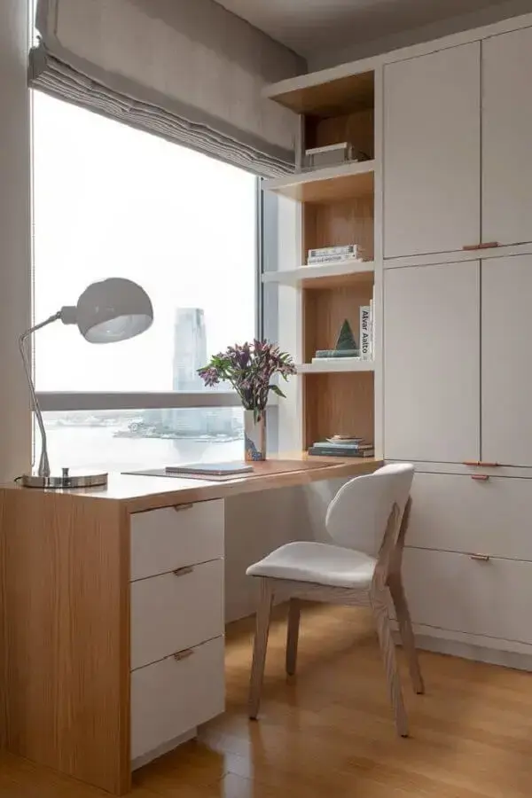 decoração em cores claras com mesa de estudo com cadeira estofada Foto HCO Interiores